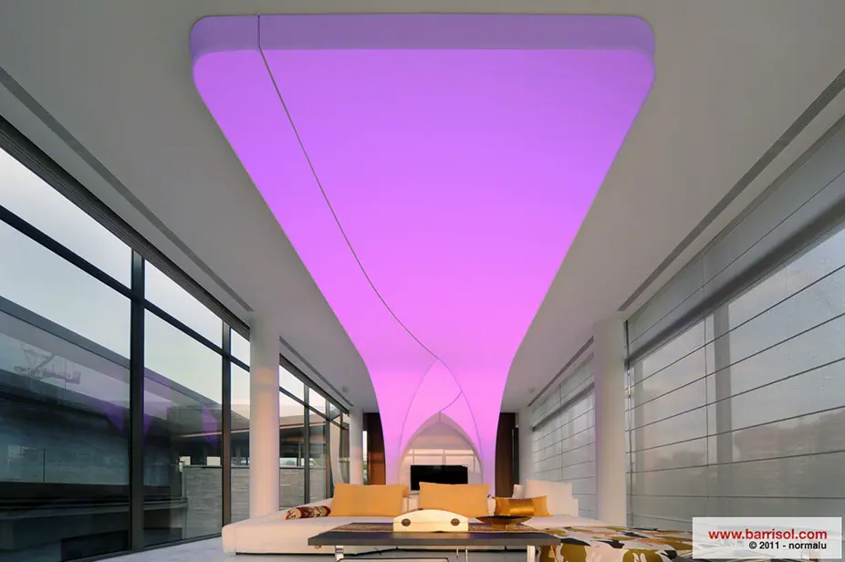 Luz escultural na sala — Singapura