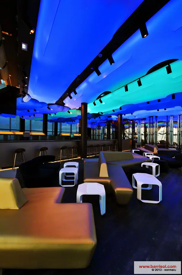 Teto luminoso no lounge — Espanha