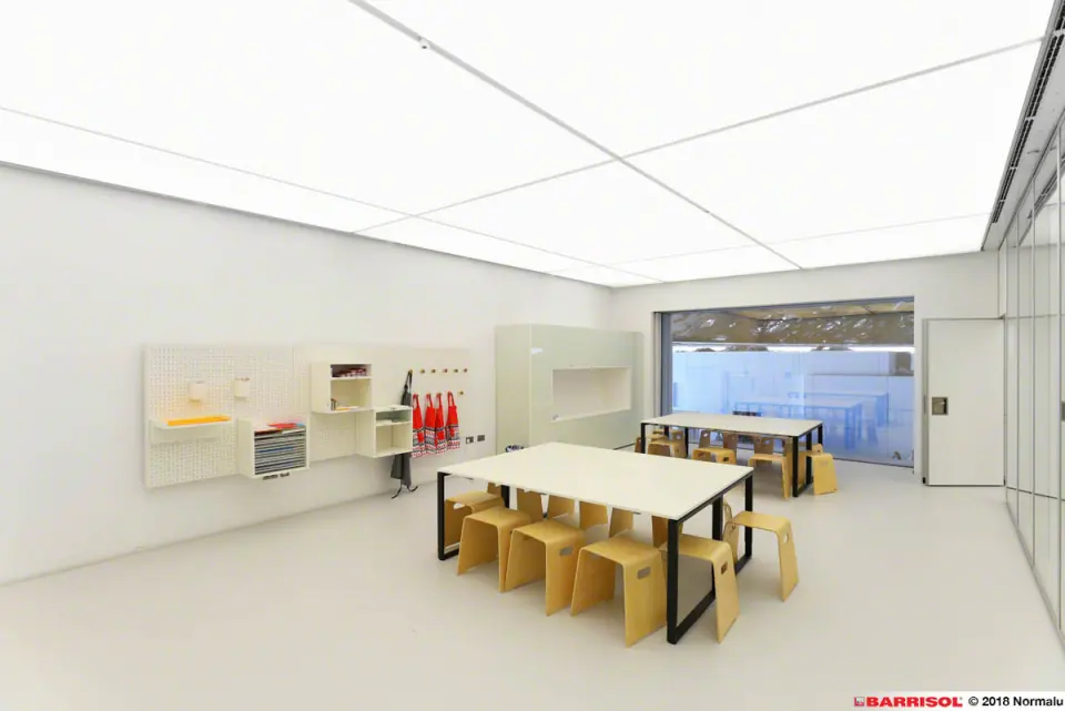 Teto luminoso na sala educativa — Emirados Árabes Unidos