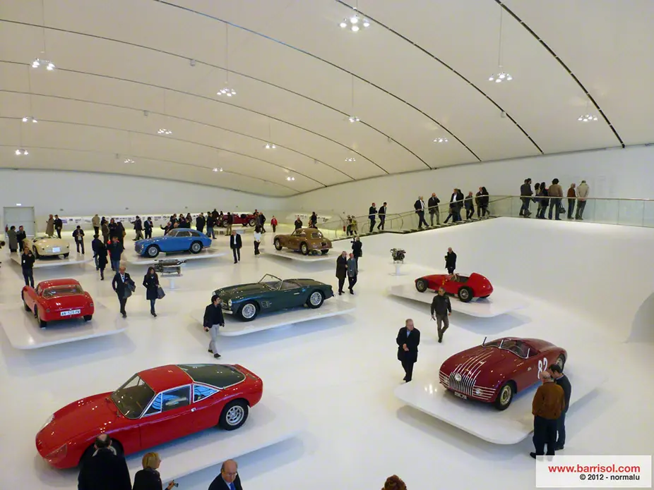 Teto contínuo no Museu Ferrari — Itália