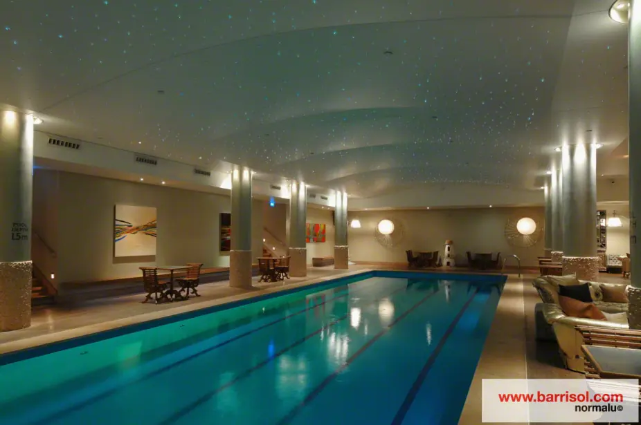 Céu estrelado sobre a piscina — Reino Unido