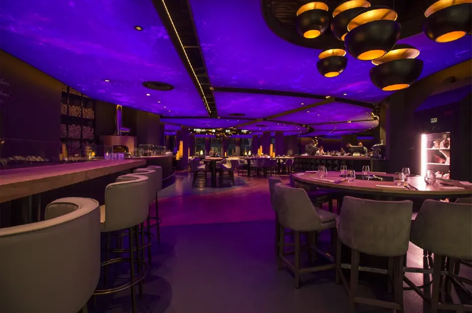 Tela celeste iluminada sobre o restaurante — França