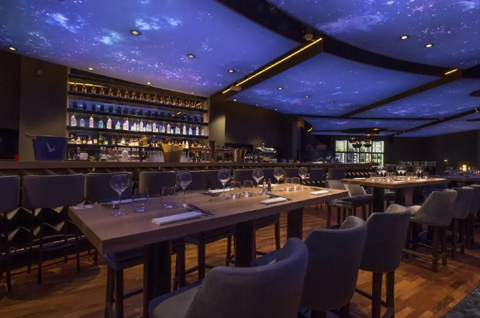 Teto estrelado sobre o bar do Cosmo — França