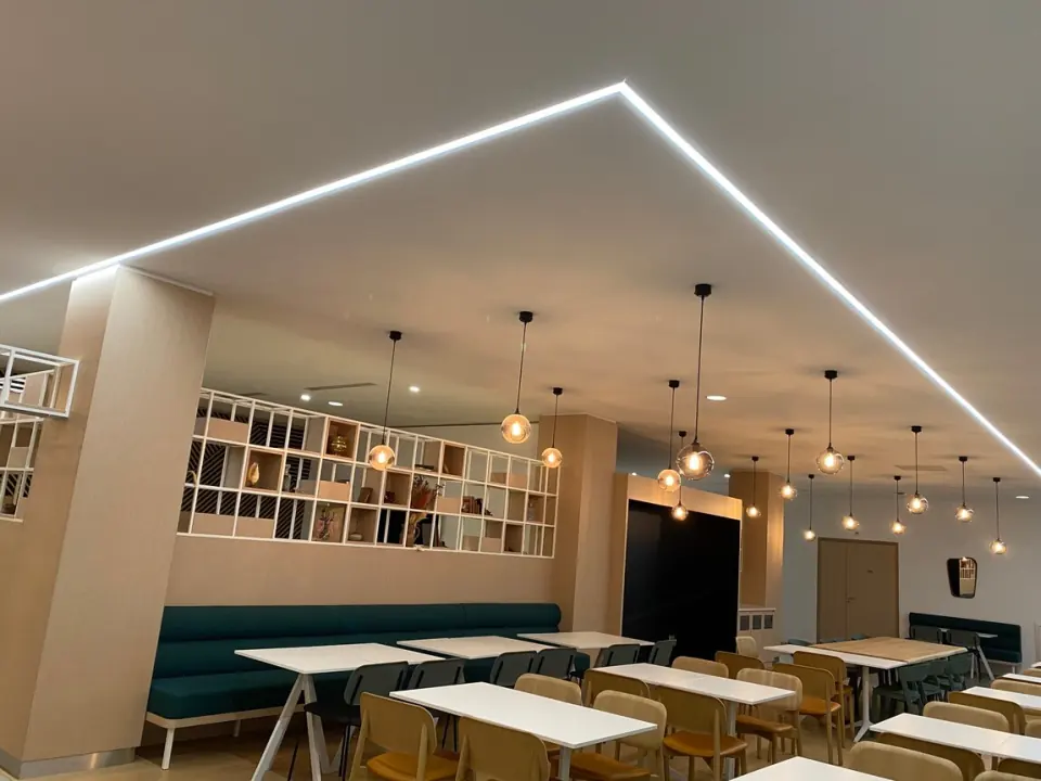 Teto contínuo com linha de luz integrada — França