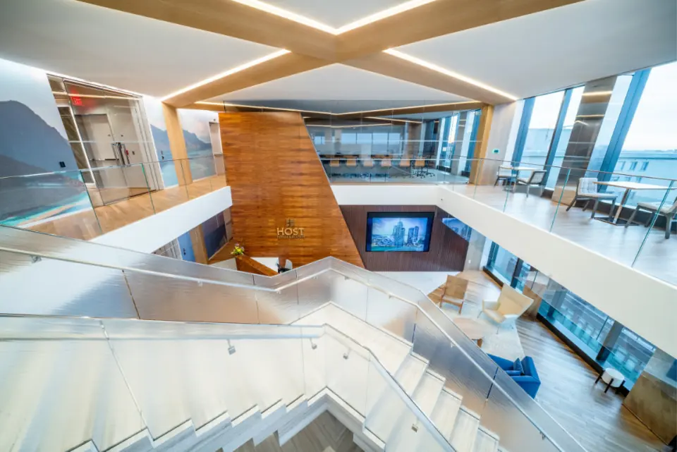 Telas acústicas no lobby de dois pavimentos — Estados Unidos