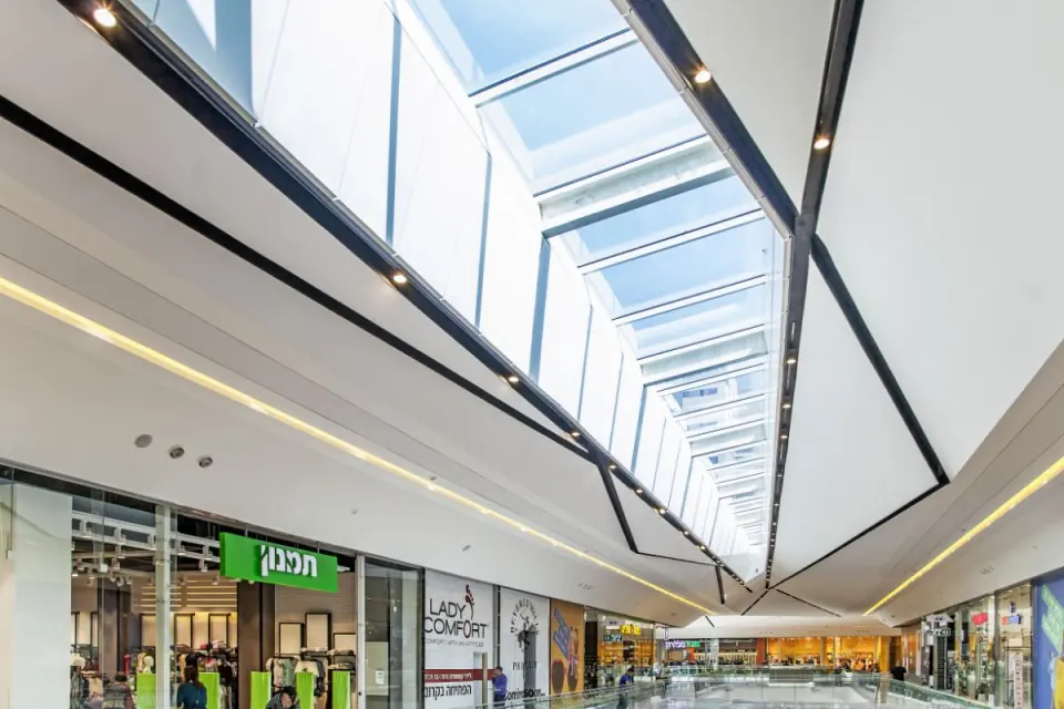 Membranas triangulares no corredor comercial — Israel