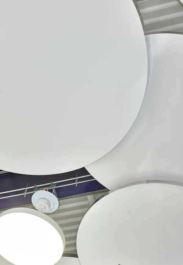 Detalhe de membranas circulares suspensas — Reino Unido